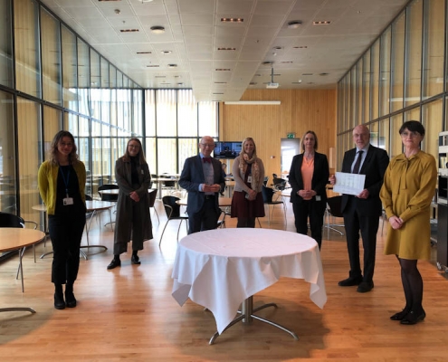 Þorsteinn Magnússon varaskrifstofustjóri, Heiðrún Pálsdóttir, formaður umhverfisnefndar, Auður Elva Jónsdóttir fjármála- og rekstrarstjóri, Steingrímur J. Sigfússon, forseti Alþingis, og Ragna Árnadóttir skrifstofustjóri tóku á móti viðurkenningunni fyrir hönd Alþingis. Á myndinni eru einnig Ásdís Nína Magnúsdóttir og Birgitta Steingrímsdóttir frá Umhverfisstofnun